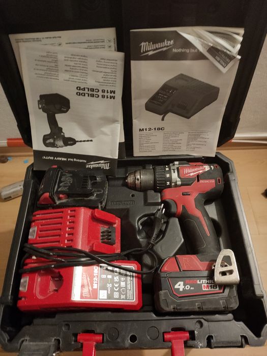 Aparafusadeira/berbequim próximo a fogueteiro