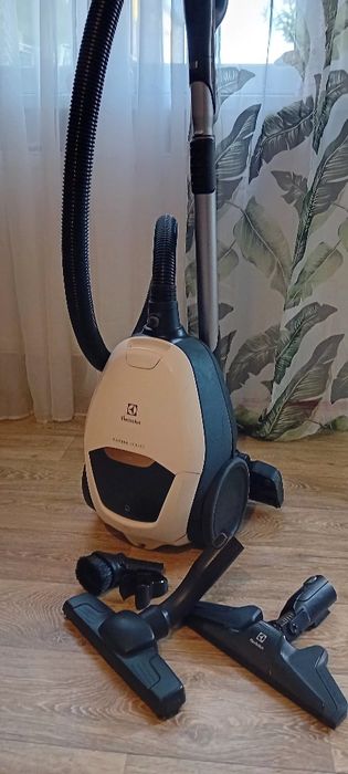 Sprzedam Odkurzacz Electrolux Pure D82-ALRG Silence 500W
