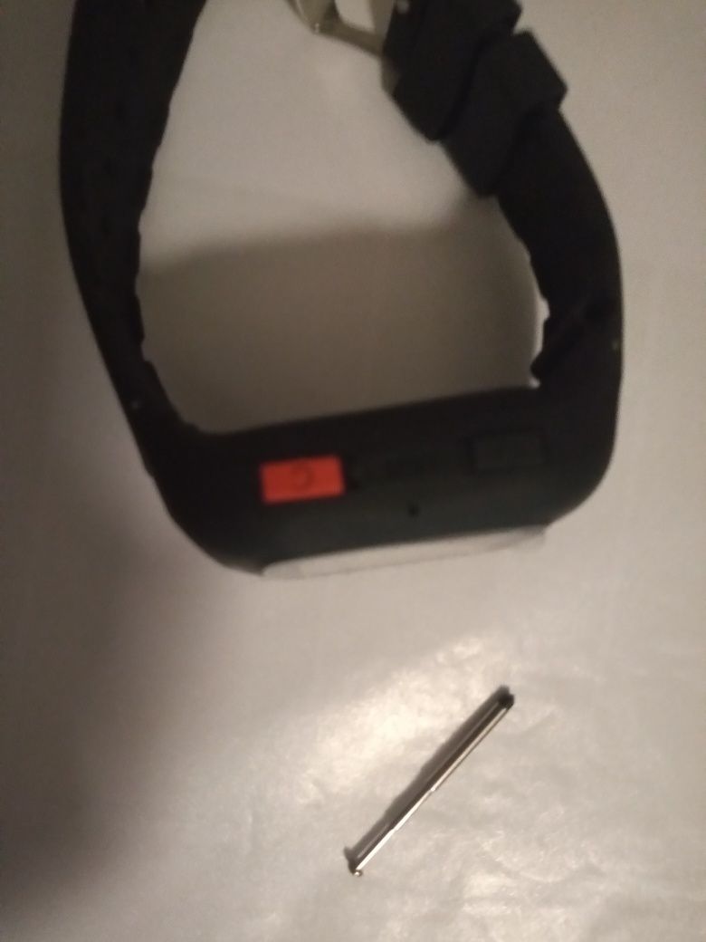 Smartwatch, zegarek z gniazdem SIM, aparatem i słuchawką bluetooth.