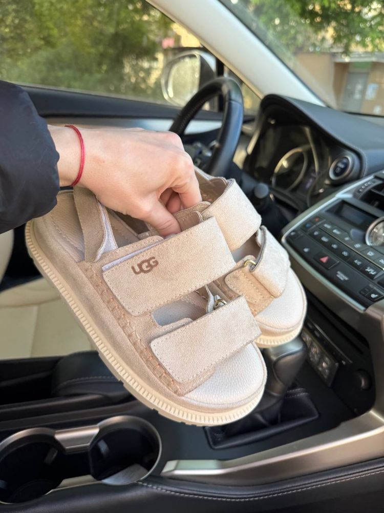 Жіночі босоніжки  UGG