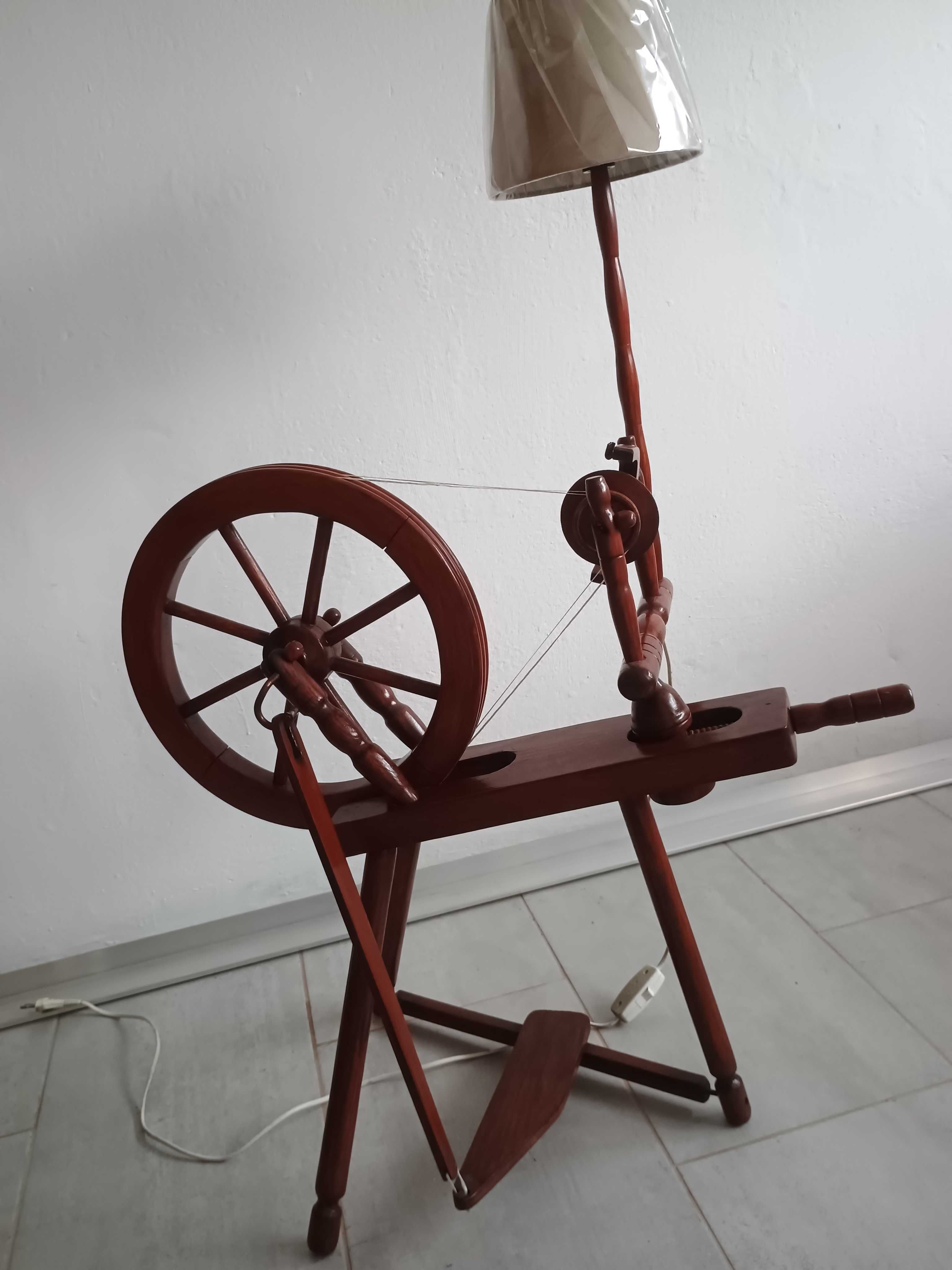 Lampa stojąca z kołowrotka