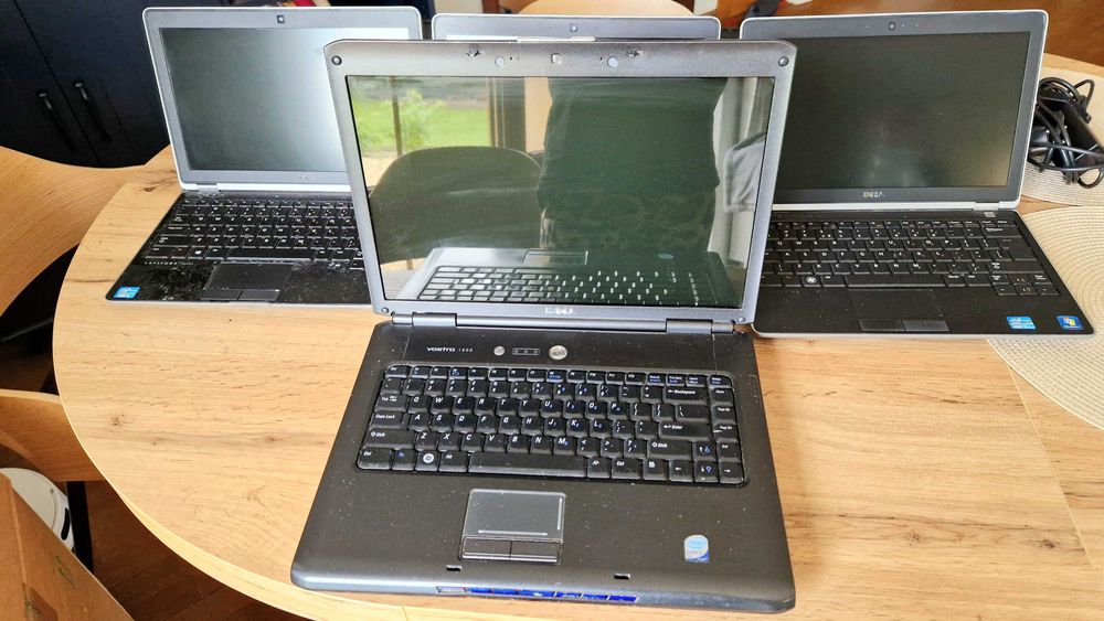 Zestaw 4 laptopy Dell, stacje dokujące Dell, zasilacze