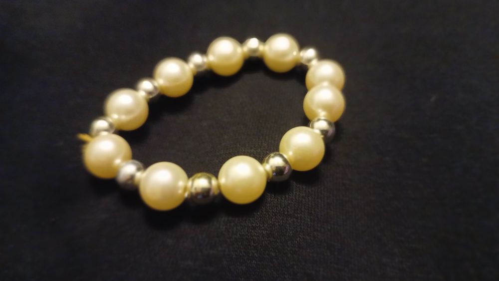 Bransoletka z białych korali