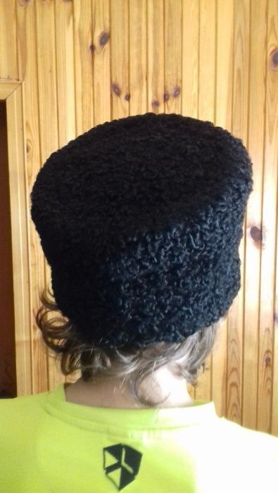 продам шапку женскую Кубанку натуральный каракуль