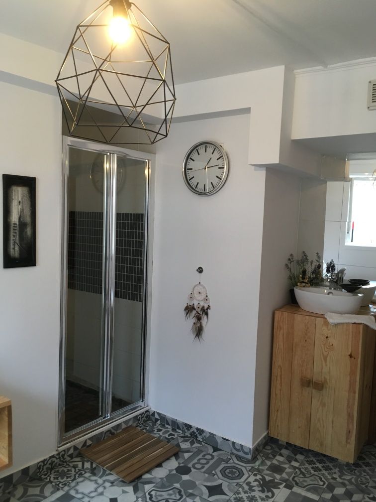 Quarto aluga-se.