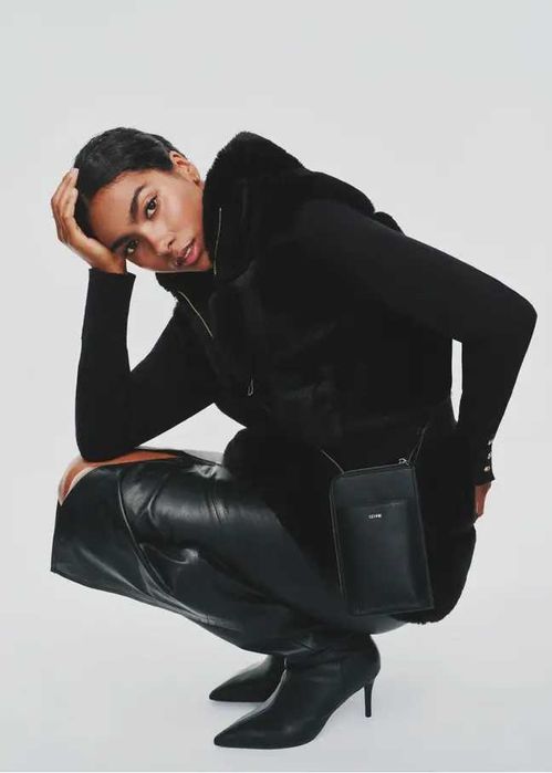 Тепла та пухнаста стильна чорна хутряна жилетка CAMEO ROSE 44 розмір