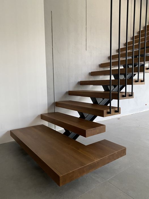 Schody Drewniane Na Konstrukcji Stalowej, metalowa belka centralna