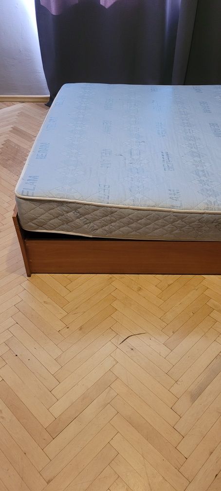 Продам ліжко з матрасом 160×200 см
