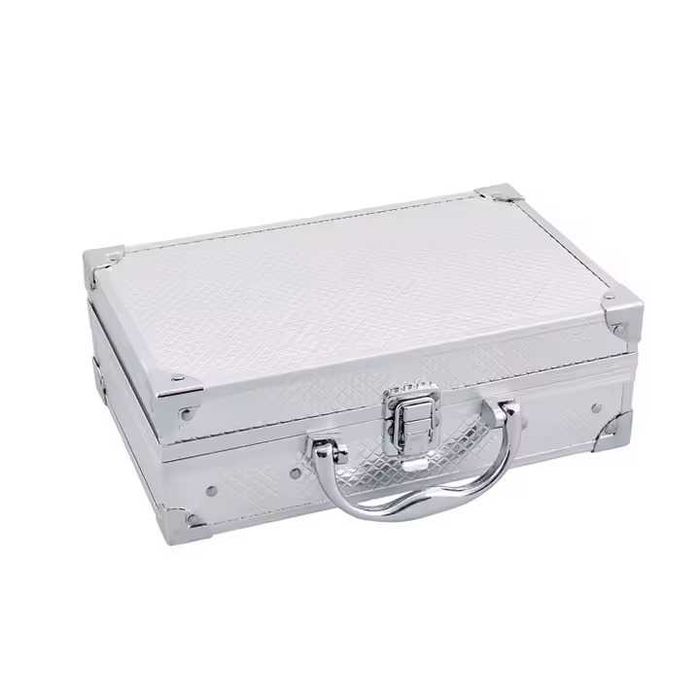 Набір косметики в срібній валізі