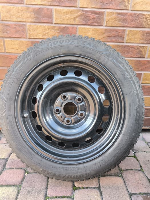 Opony zimowe Goodyear 205/55 R-16  wraz z felgami stalowymi