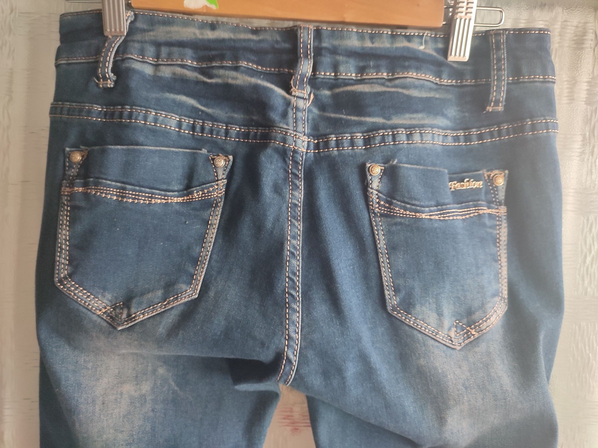 Calças jeans tamanho M estilo rasgado