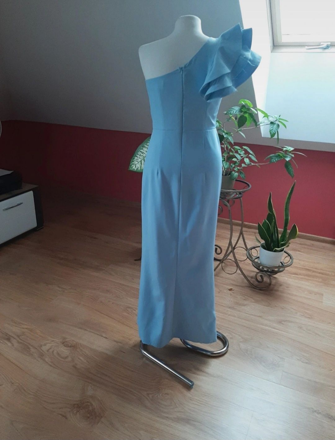 Elegancka sukienka maxi na jedno ramię. Model ozdobiony falbanką i del