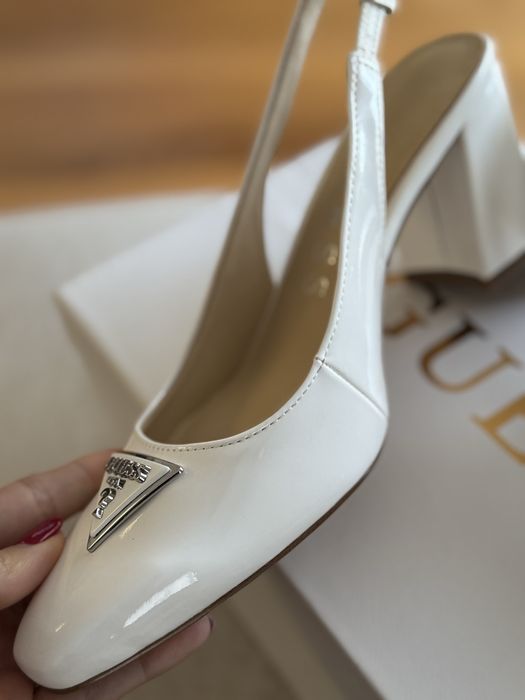 Sapatos brancos Guess