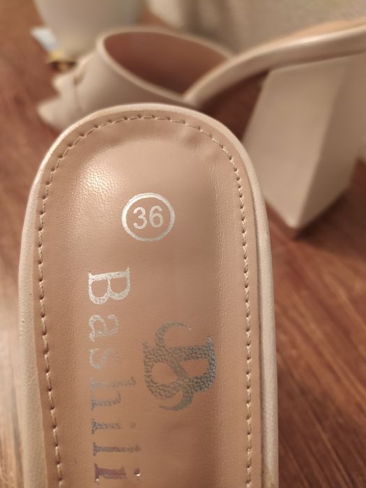 Шльопанці в ідеальному стані.