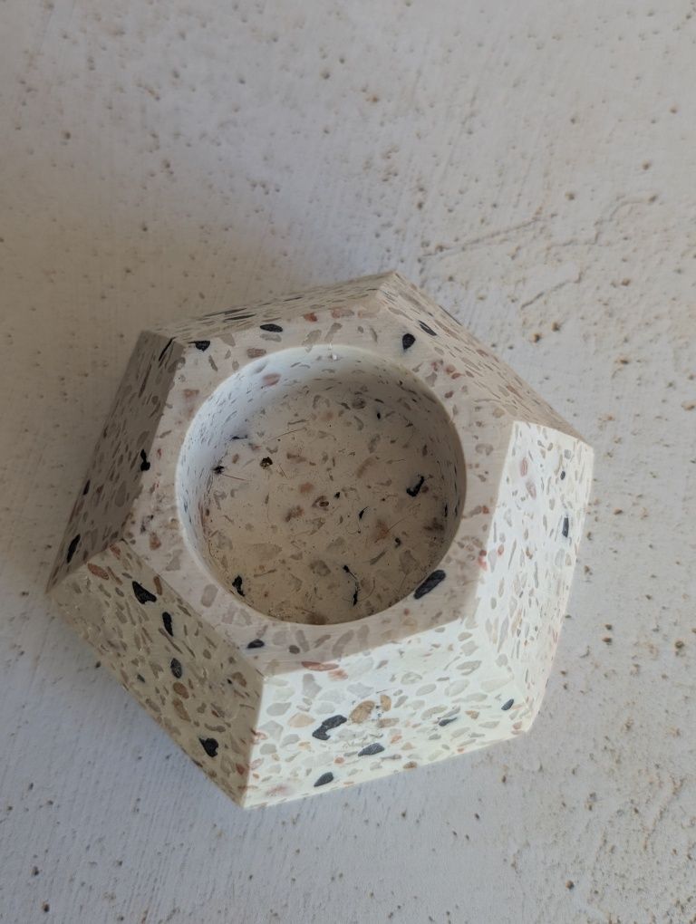 Betonowy mały świecznik