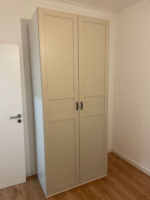 Roupeiro Ikea Pax com três gavetas e duas sapateiras.