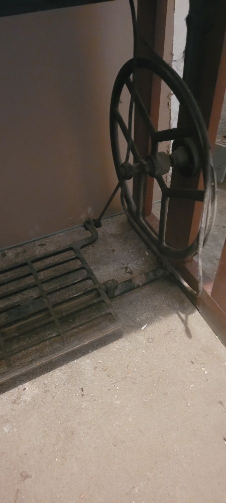 Maszyna do szycia z napędem nożnym .ŁUCZNIK.