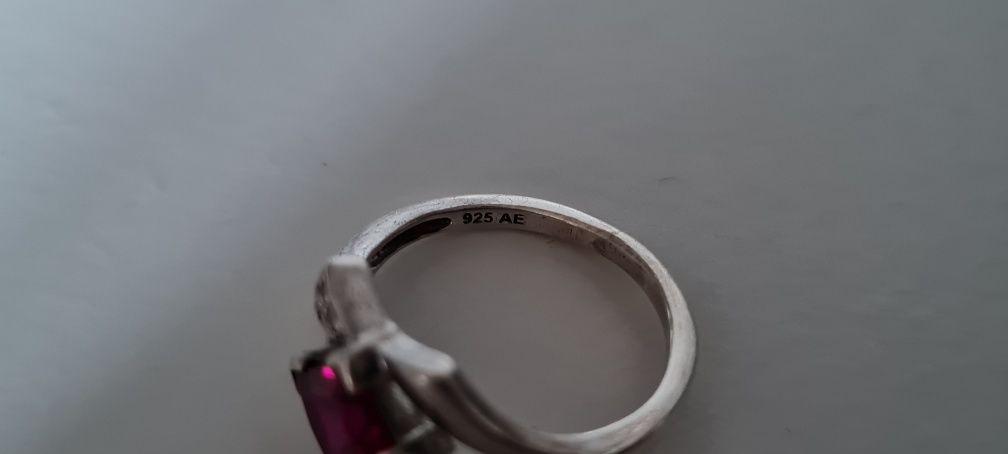 Srebrny pierścionek Apart z malinową cyrkonią
