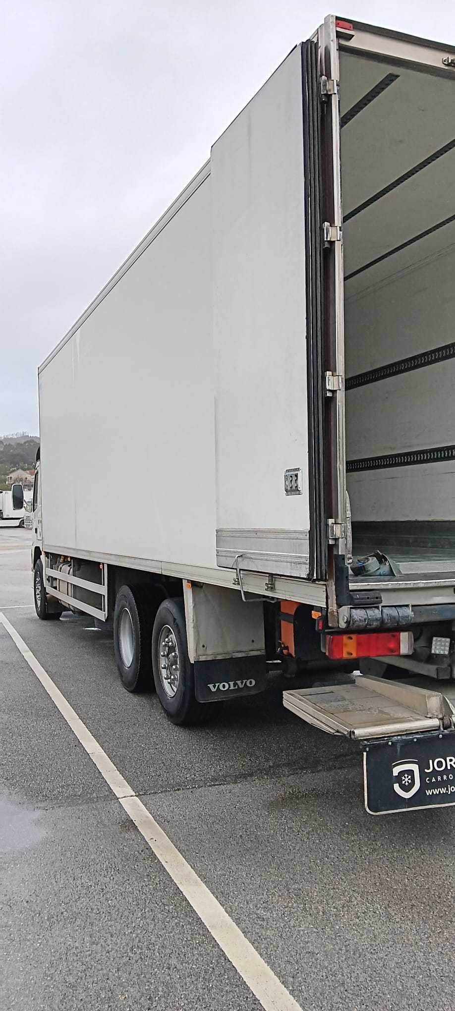 Volvo Camião frigorifico de três eixos com plataforma