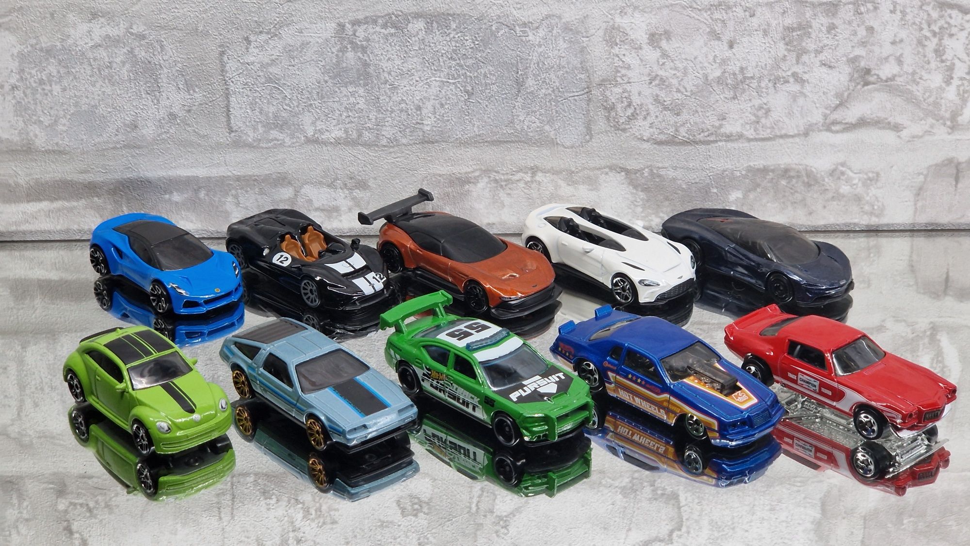 Hot Wheels novos e antigos