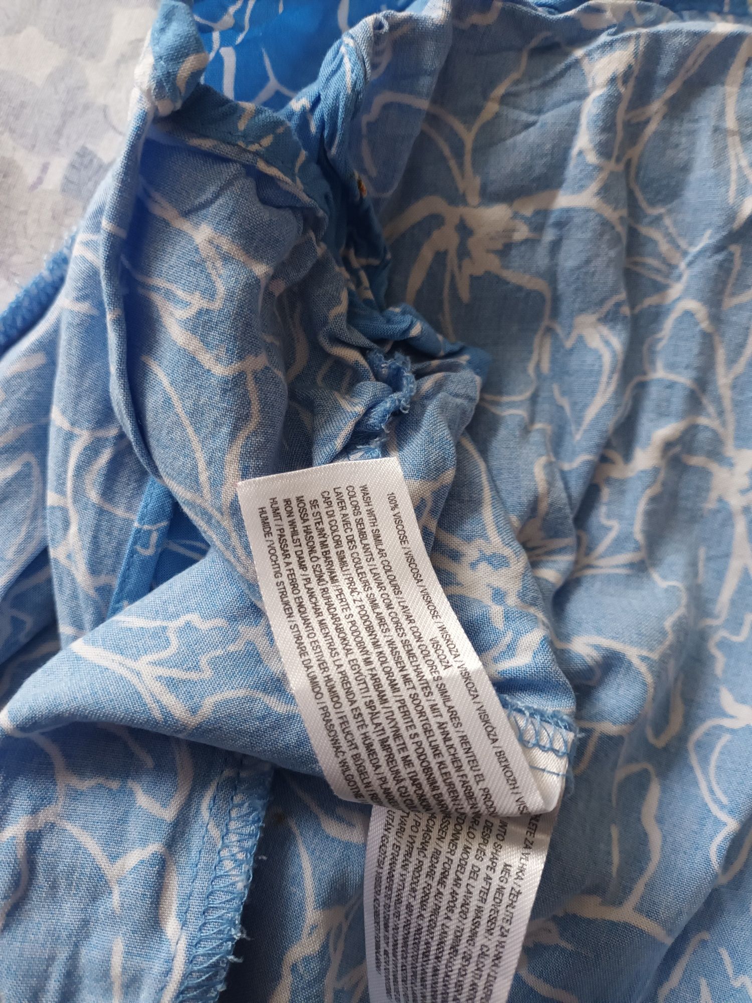 Niebieska spódniczka w białe kwiaty z rozcięciem