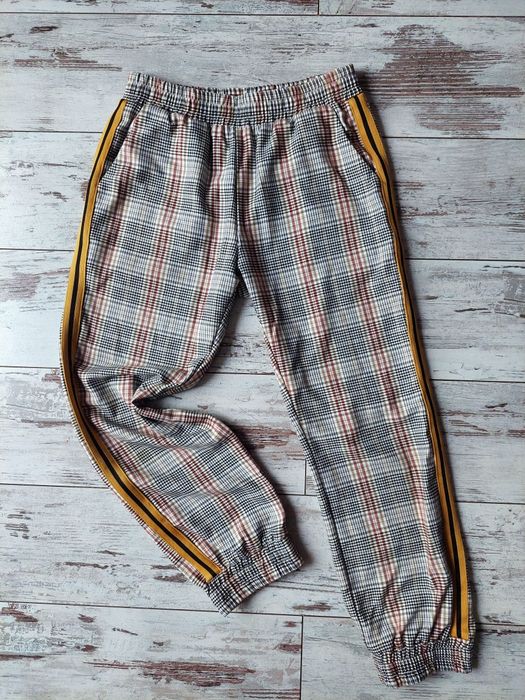 C&A, spodnie joggery w kratkę z żółtymi lampasami r. 152