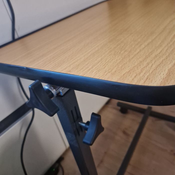 Stolik przyłóżkowy regulowany