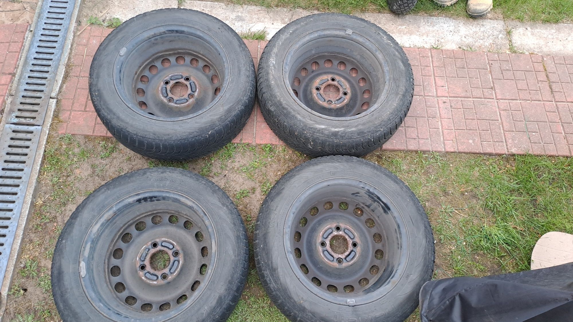 Koła z oponami zimowymi Nokian 185/65R15