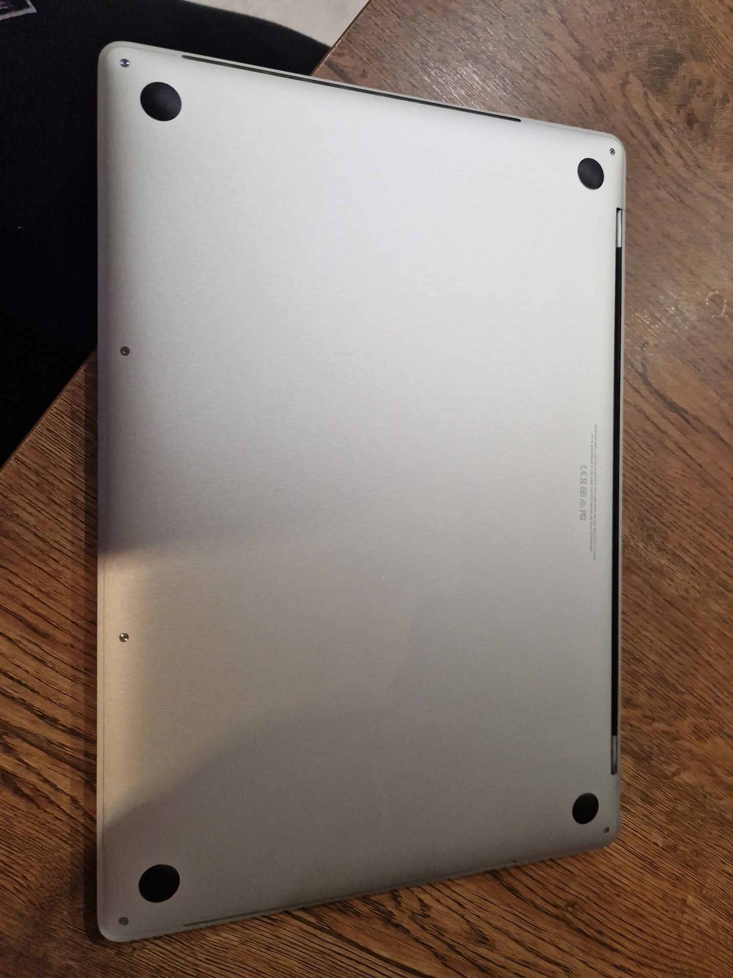 MacBook Pro 15.6 A1990 i9 2.9 512GB ssd 32GB Vega 20 retina touchbar