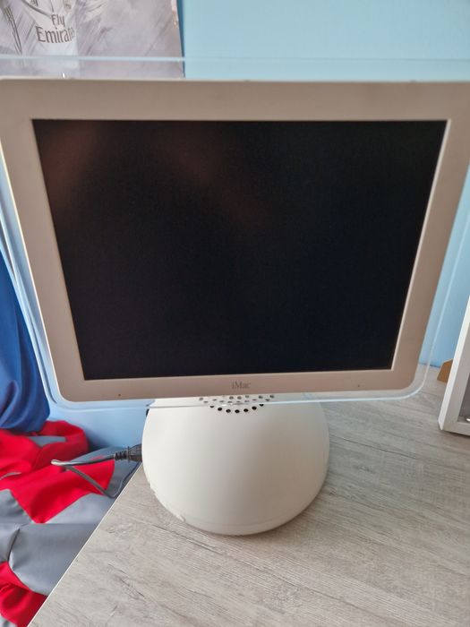 Model: iMac G4 M6498
Dysk twardy: 40 GB
Pamięć RAM: 256 MB
Procesor: 7