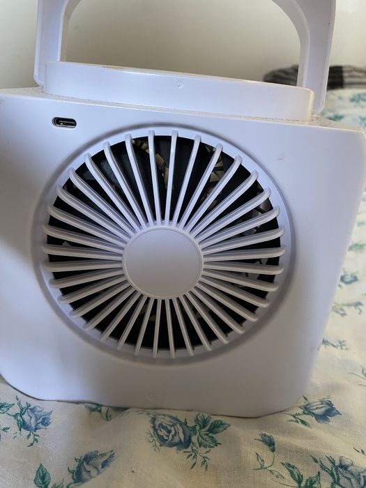Vendo pequeno ventilador de mesa.