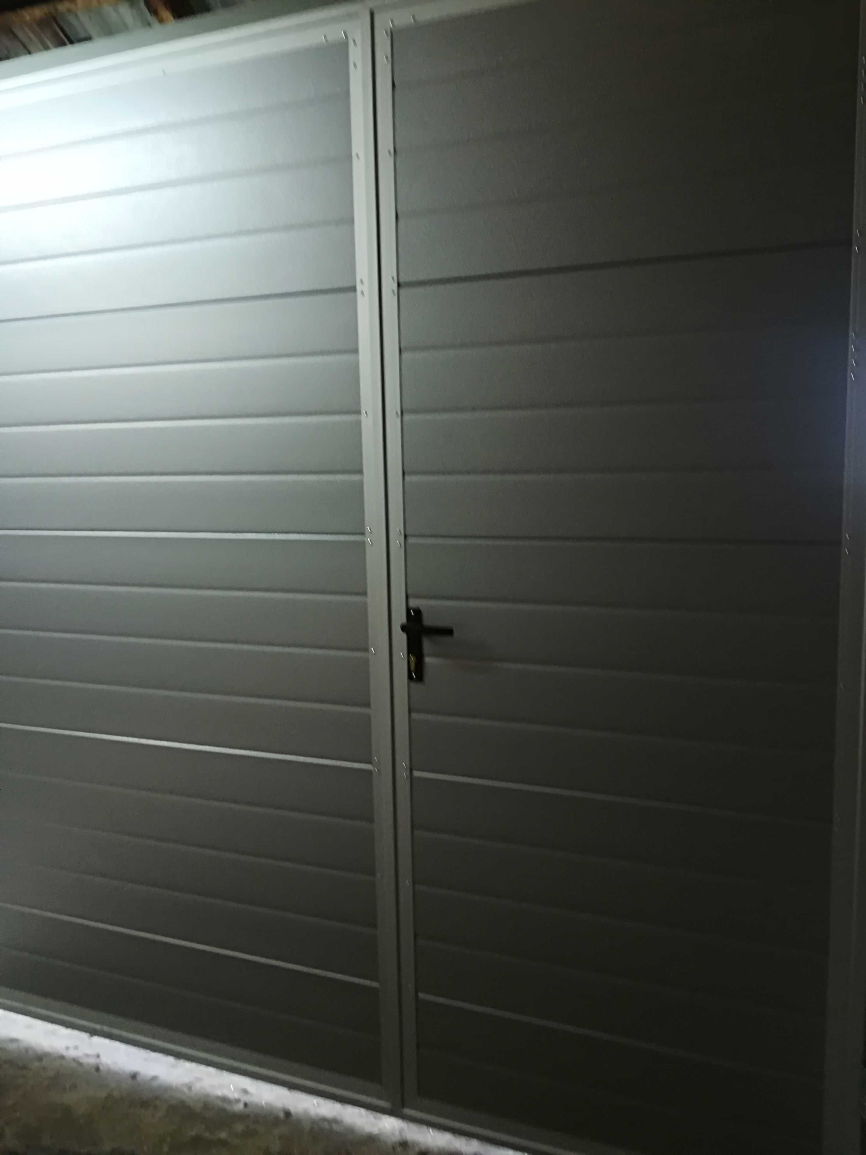 Brama dwuskrzydłowa garażowa segmentowa 2,5 x 2, m z funkją drzwi