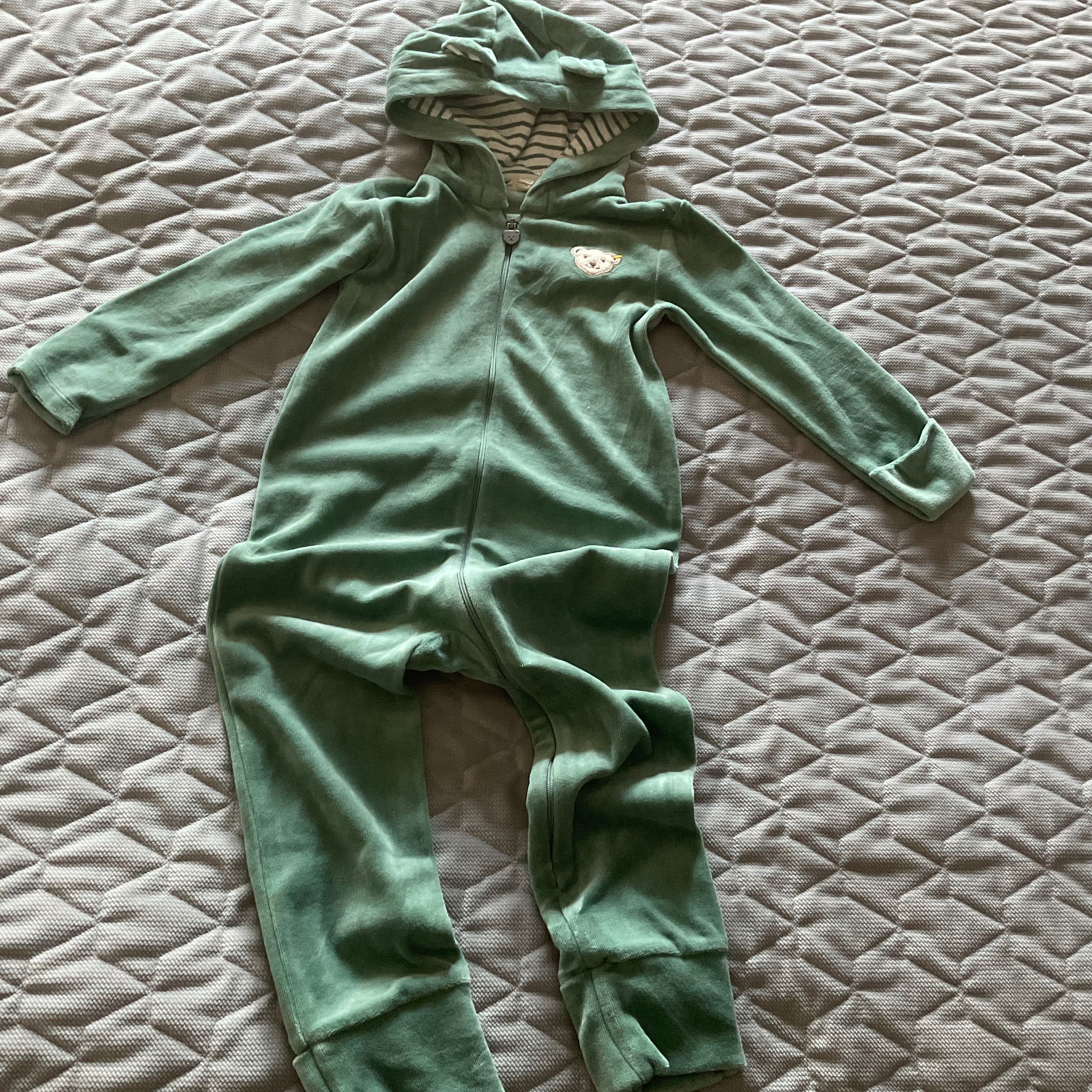 Śliczny zielony pajacyk  do spania dla dziecka firmy Steiff rozmiar 86
