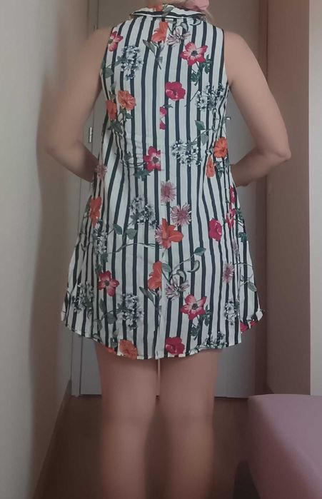 Sukienka w paski i kwiaty kołnierzyk Stradivarius S