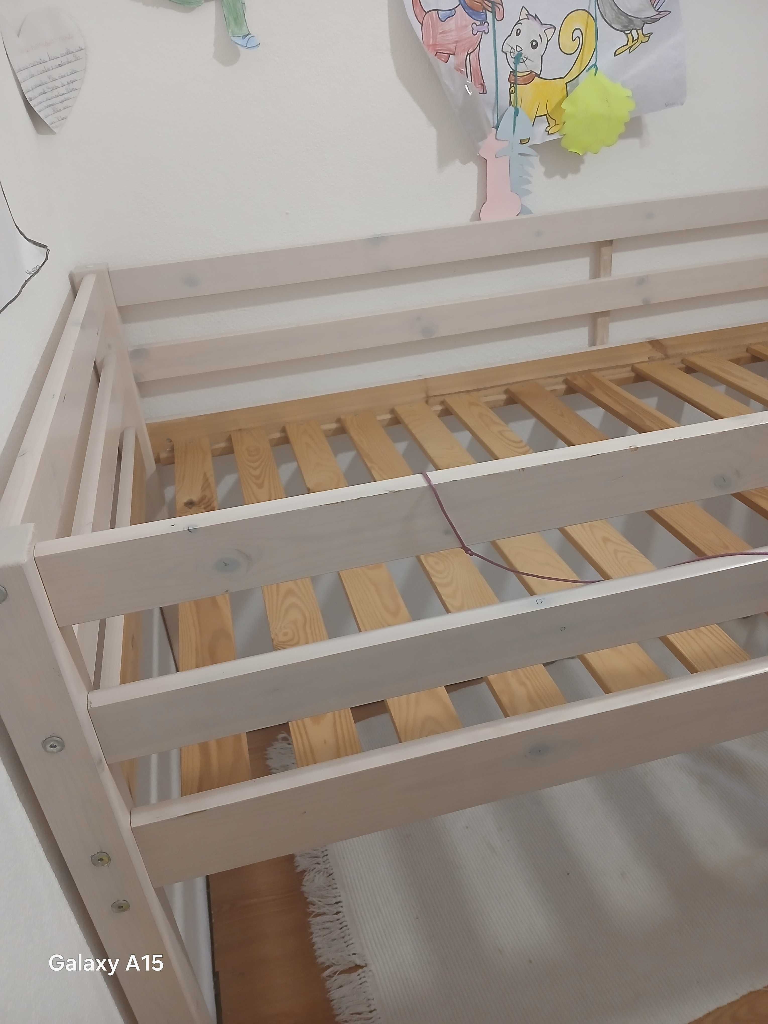 Cama de criança com espaço para arrumação e brincadeira