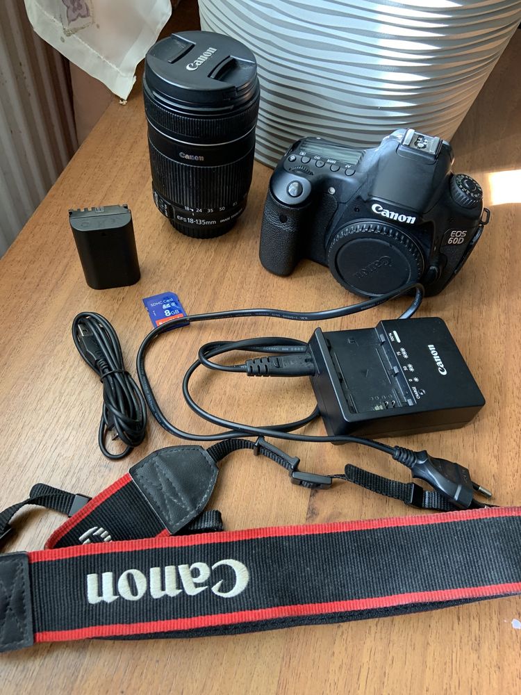 Дзеркальний фотоапарат Canon EOS 60D + об’єктив 18-135 Kit