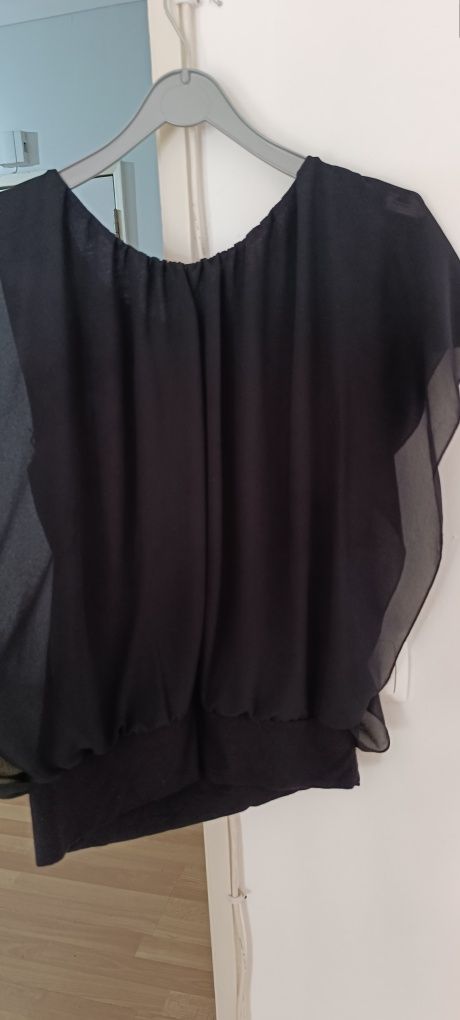 Blusa preta aberta de lado. Tem um forro em algodão por baixo.