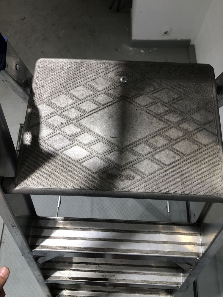 Escada com rodas profissional JORMAX INDUSTRIAL MAX PLUS 4WD