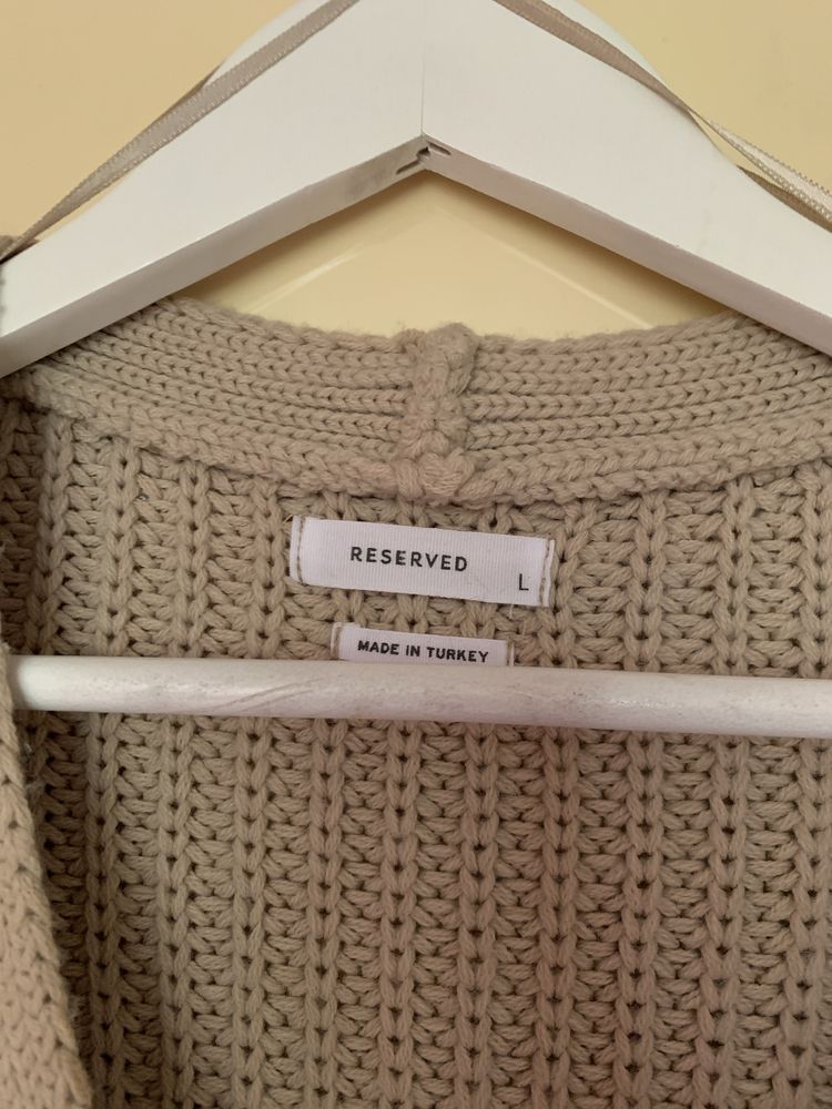 Beżowy sweter Reserved