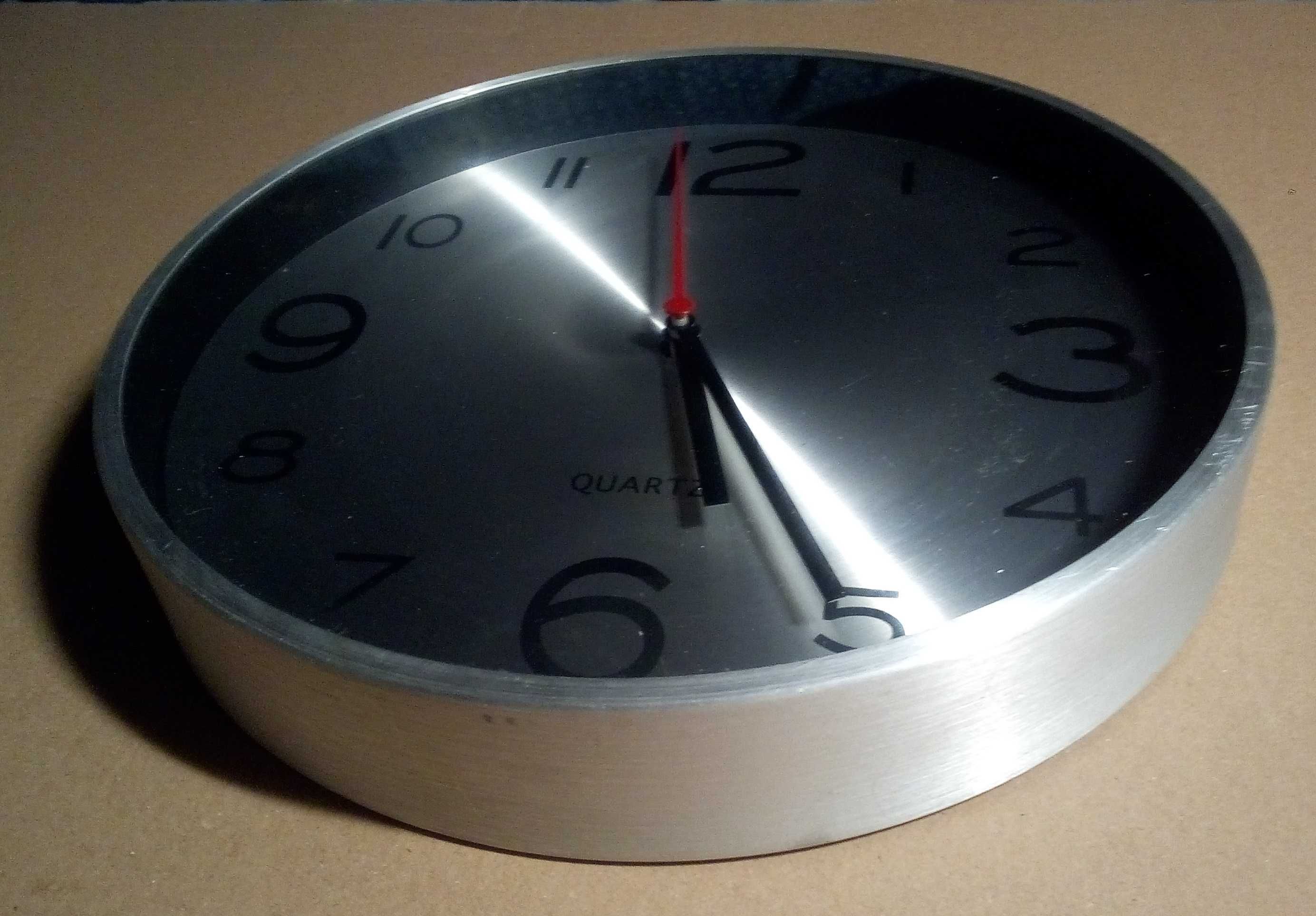 Relógio de parede redondo — rebordo em alumínio escovado (diâm.=25 cm)