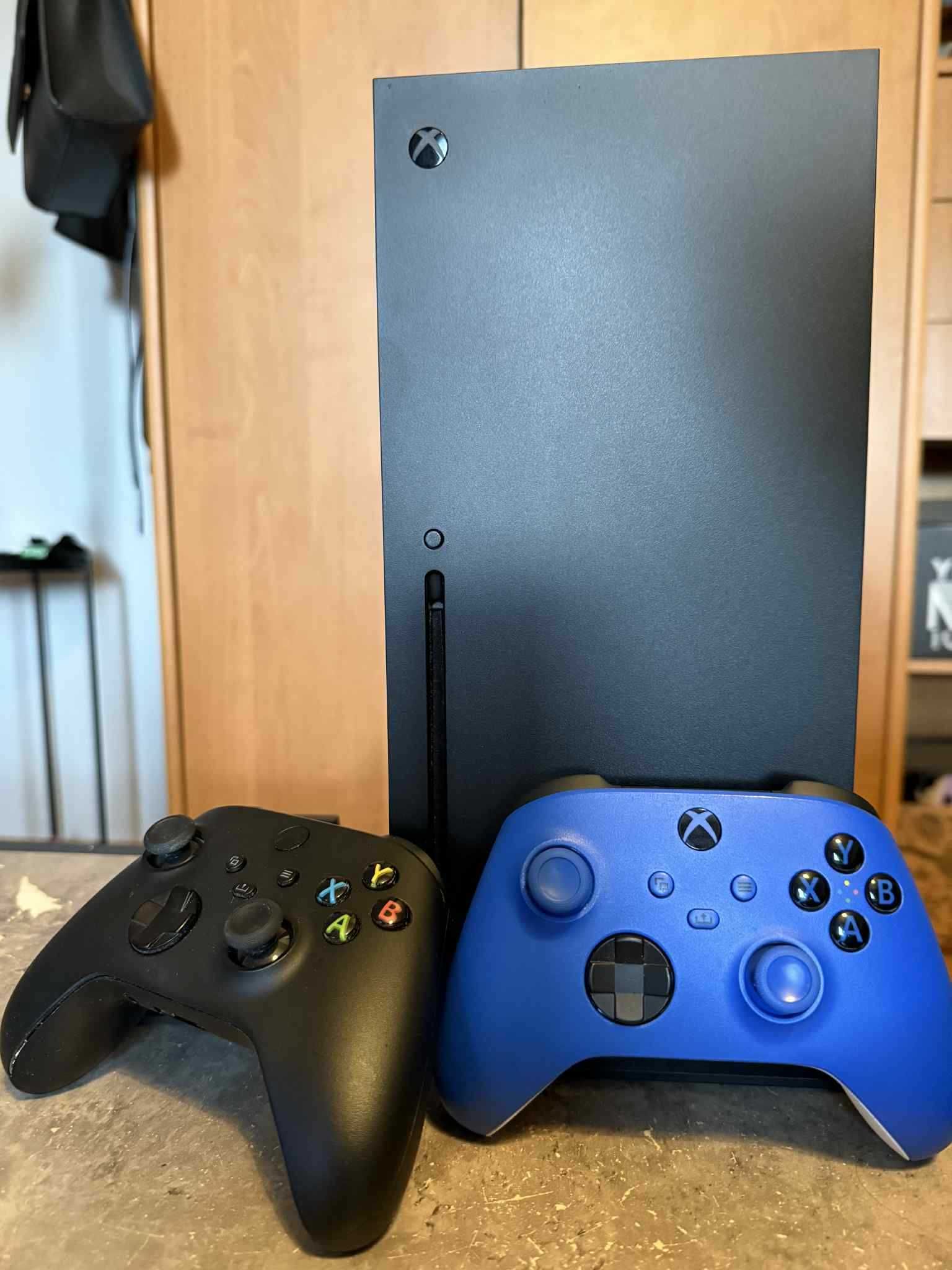 Xbox Series X z stacją chłodzącą/ładującą