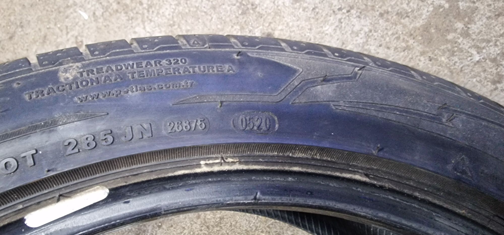 Opony letnie 235/45 R19.