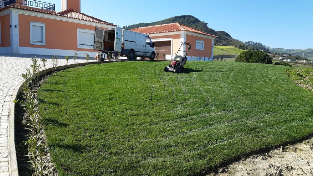 Jardineiro.  Manutenção e construção de jardins