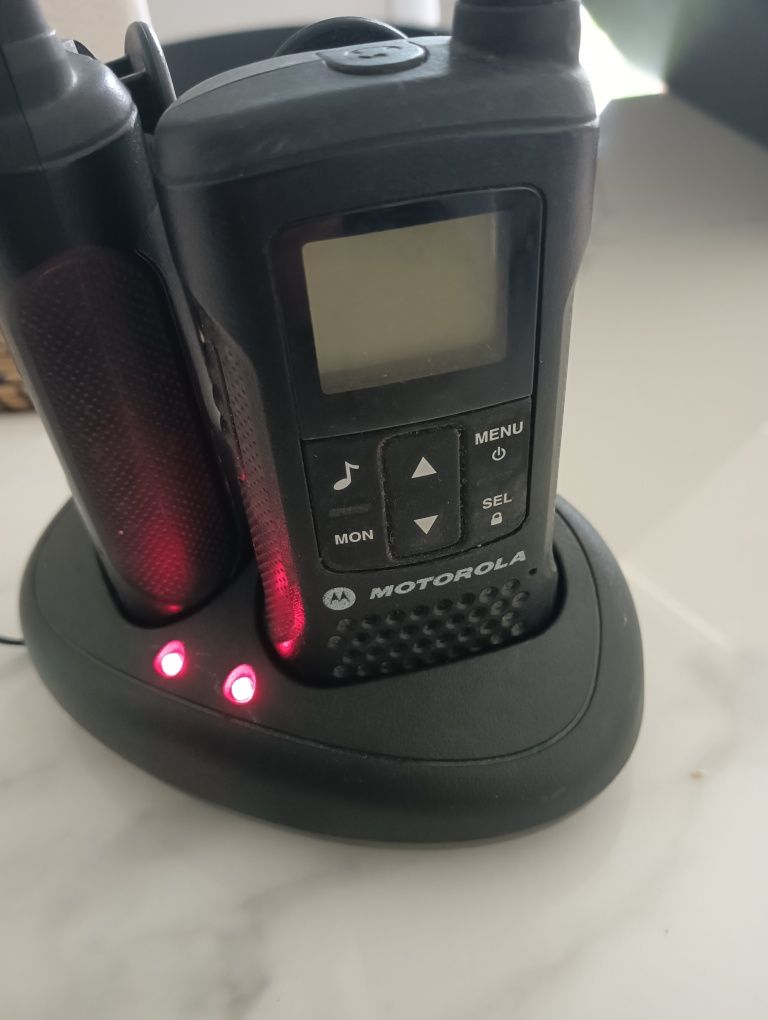 2 Walkie Talkie Motorola e carregador. Usados em bom estado*