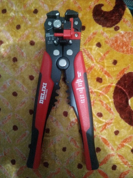Кліщі для зачистки та обтискання  кабеля