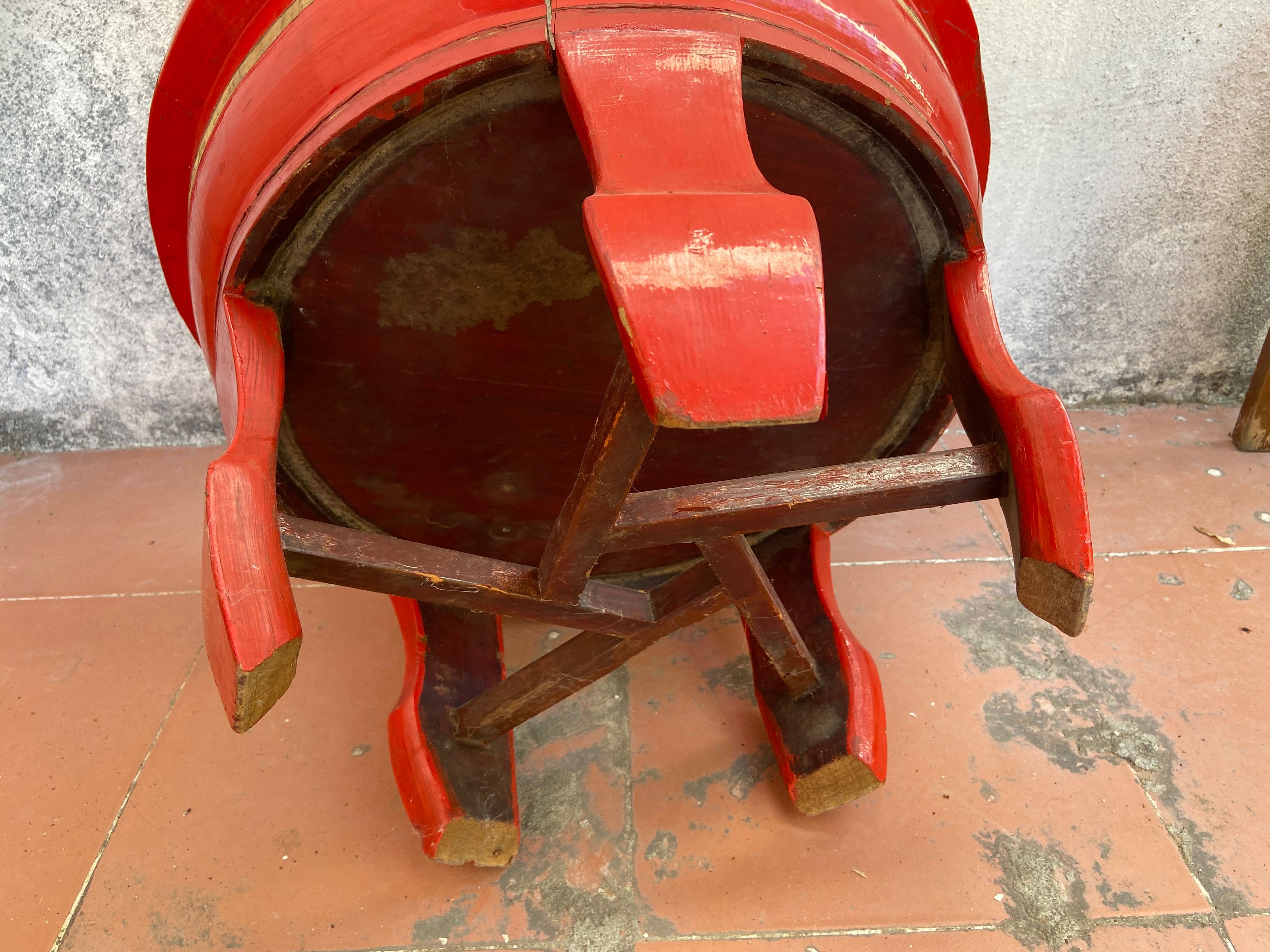 Móvel redondo vermelho