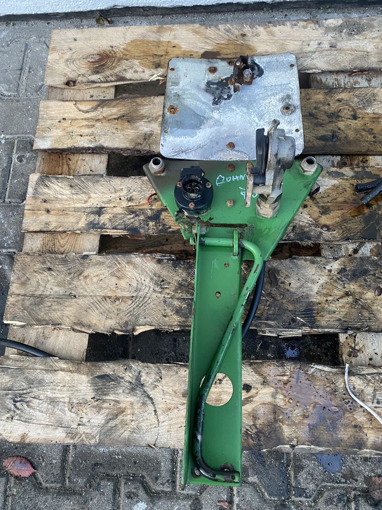 Stojak ciągadła gniazdo świateł, wyjscia hamulcowe John deere 7810