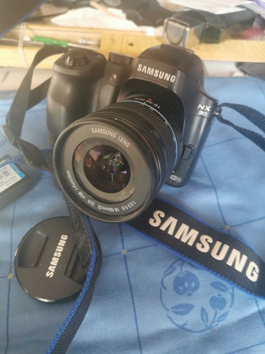Aparat Samsung NX30 z obiektywem