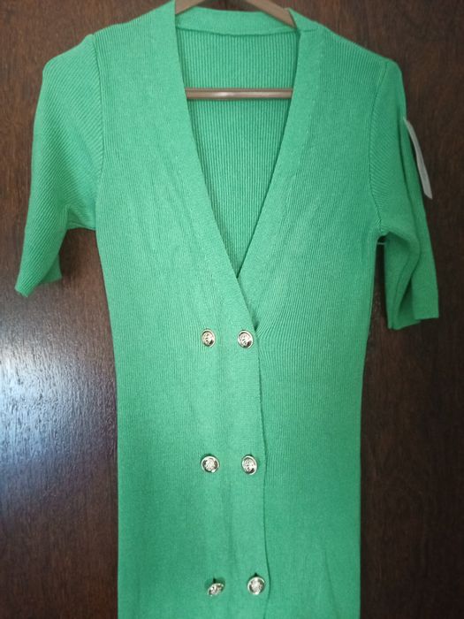 Vestido pelo joelho com abertura