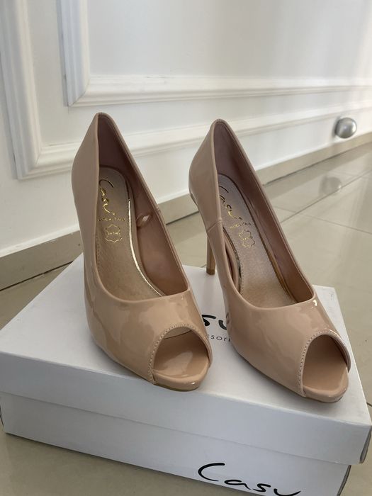 Beżowe cieliste lakierowane czółrnka szpilki open toe Casu rozmiar 39